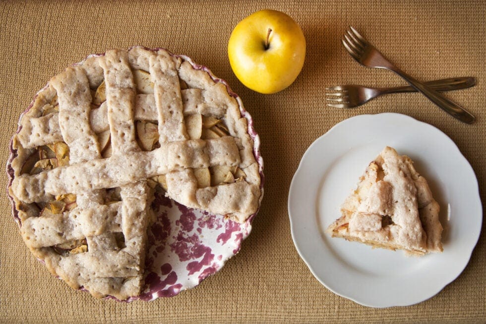 apple pie and slice